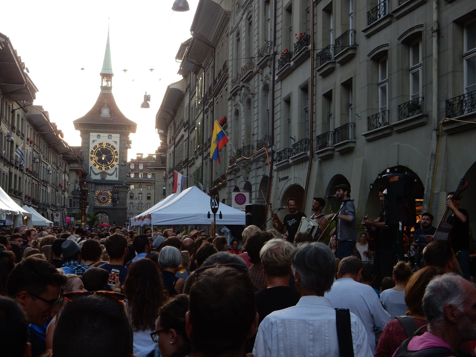 Abendstimmung in der Kramgasse am Buskers-Festival, viele Leute vor einer Bühne, hinten der Zytglogge